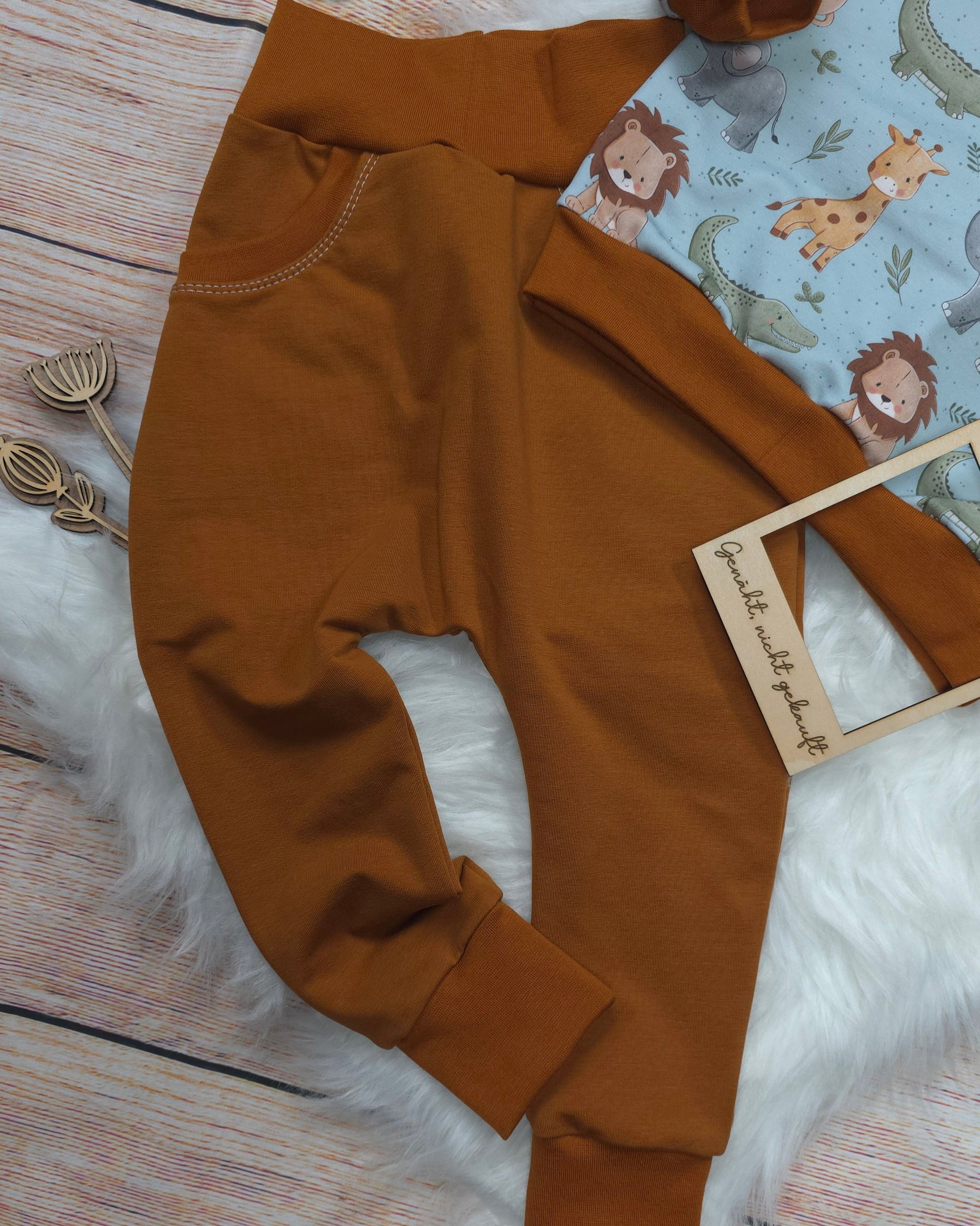 Kinder Pumphose in Braun mit Taschen aus French Terry als Teil des Sets Babysafari in Größe 98