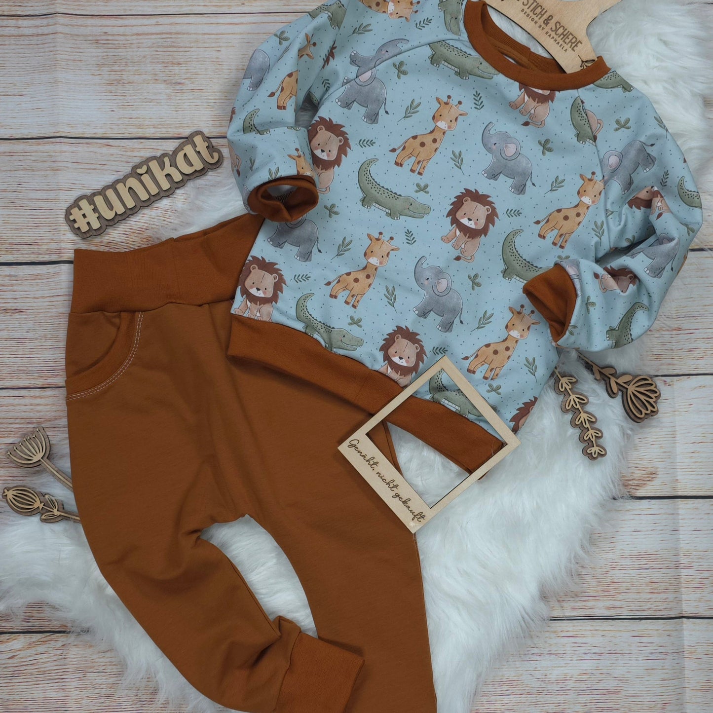 Handgenähtes Kinder Set Babysafari in Größe 98 mit Pullover im Safari-Design und passender Pumphose aus French Terry