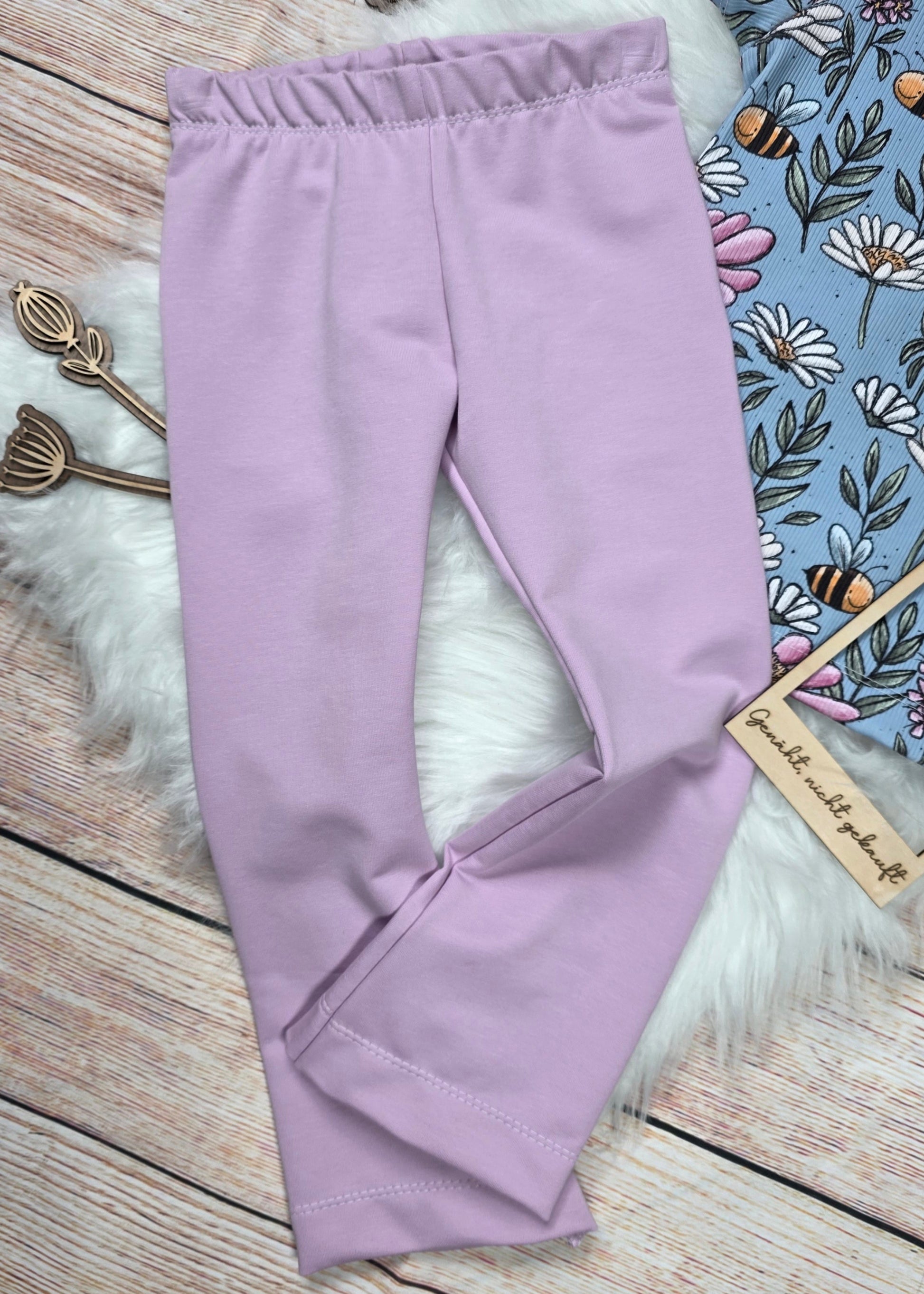 Fliederfarbene Lounge Leg aus French Terry in Größe 98 als Teil des Kinder Sets Bunte Wiese