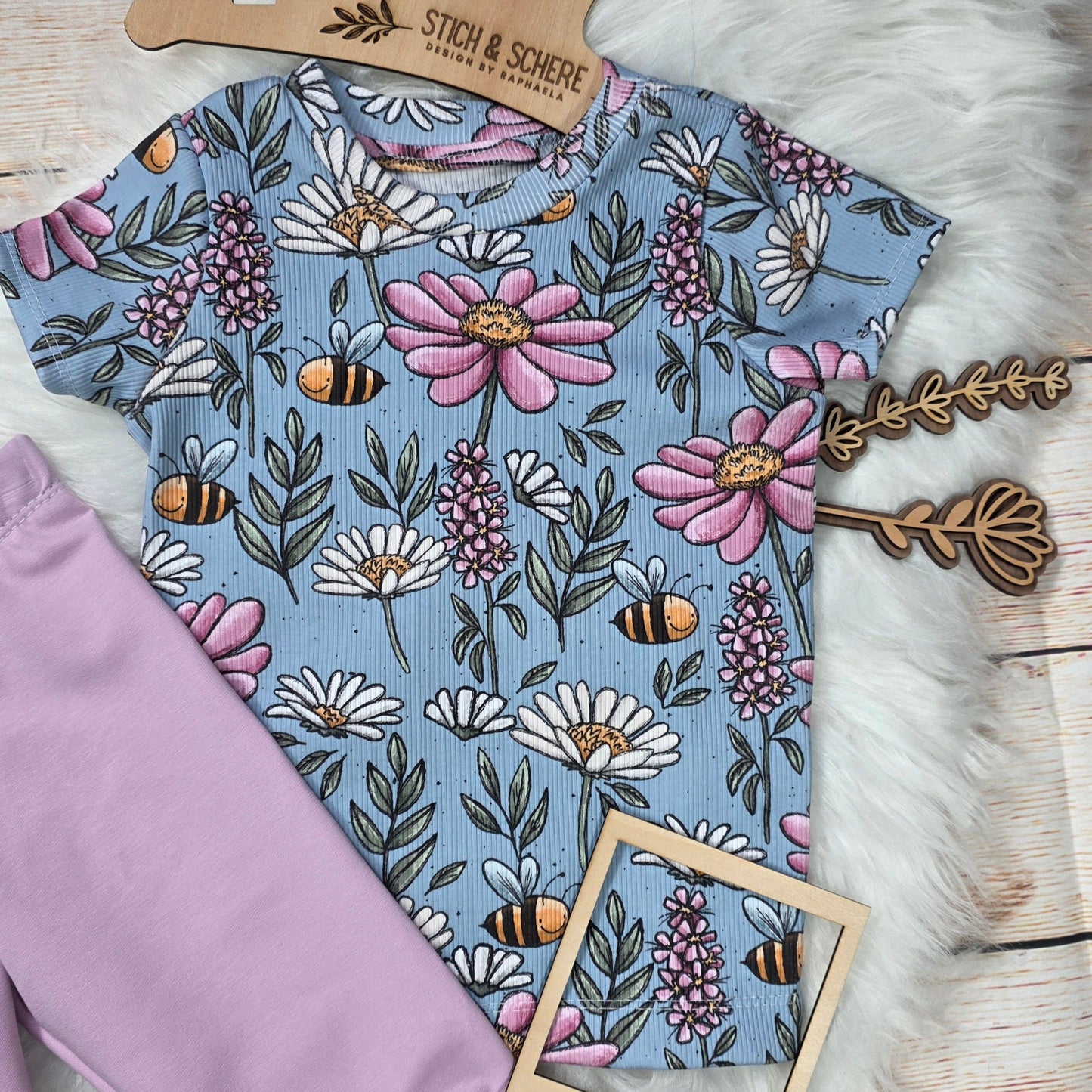 Kinder Rip-Shirt aus Rib Jersey mit Blumen- und Bienendesign Bunte Wiese in Größe 98