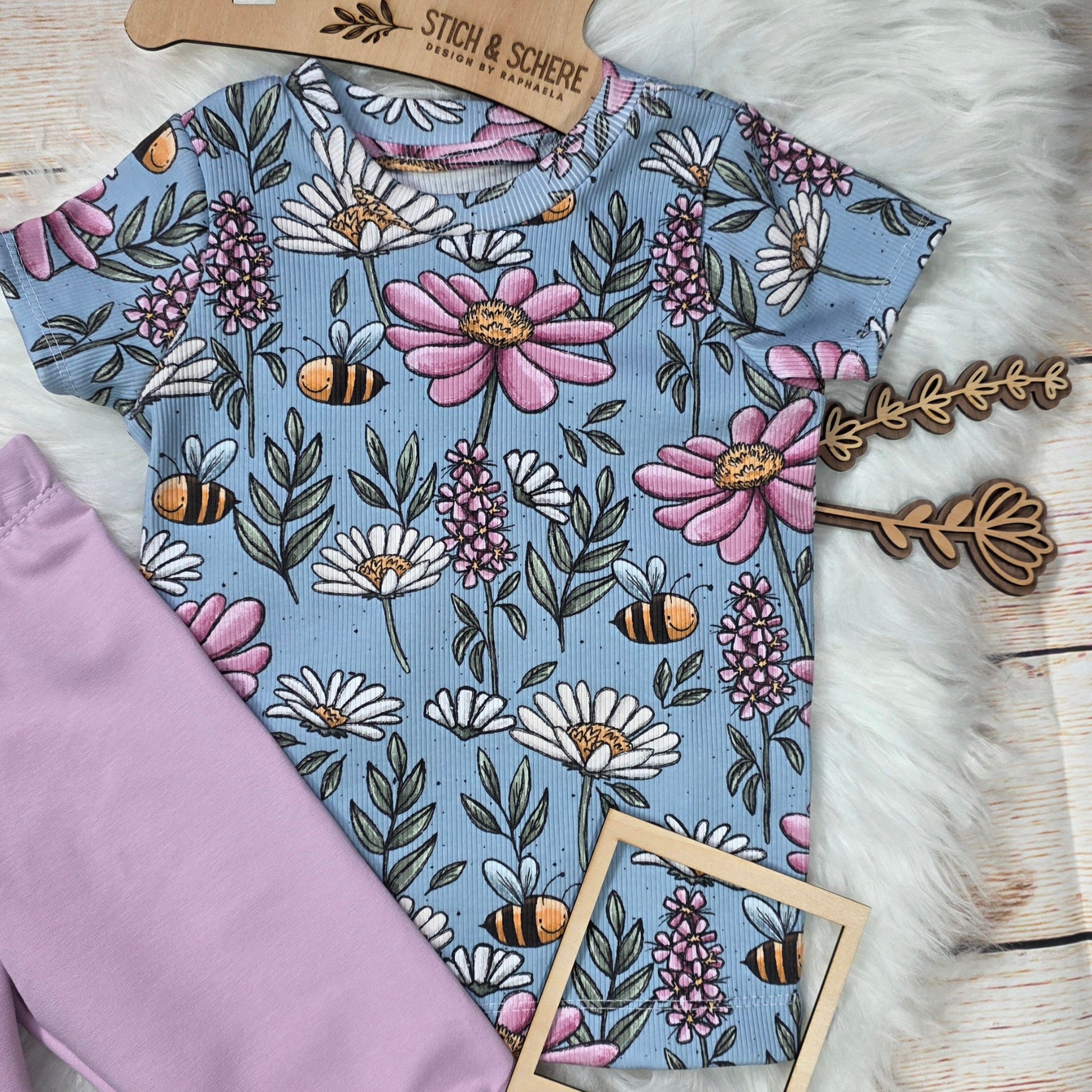 Kinder Rip-Shirt aus Rib Jersey mit Blumen- und Bienendesign Bunte Wiese in Größe 98