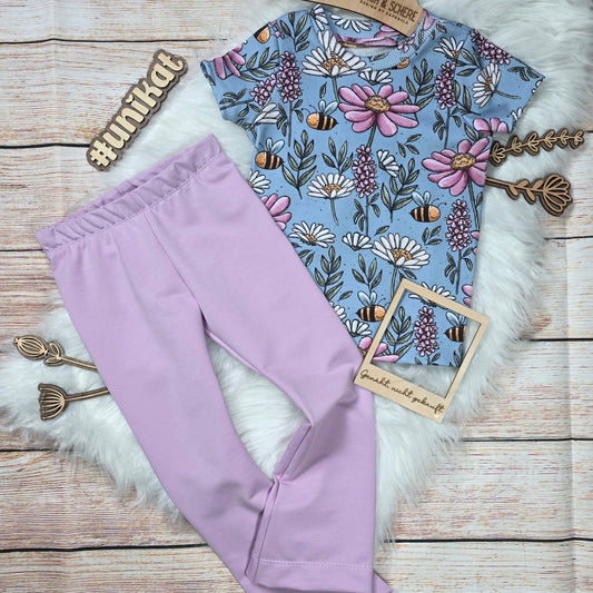 Handgenähtes Kinder Set Bunte Wiese in Größe 98 mit Rip-Shirt aus Rib Jersey und fliederfarbener Lounge Leg aus French Terry
