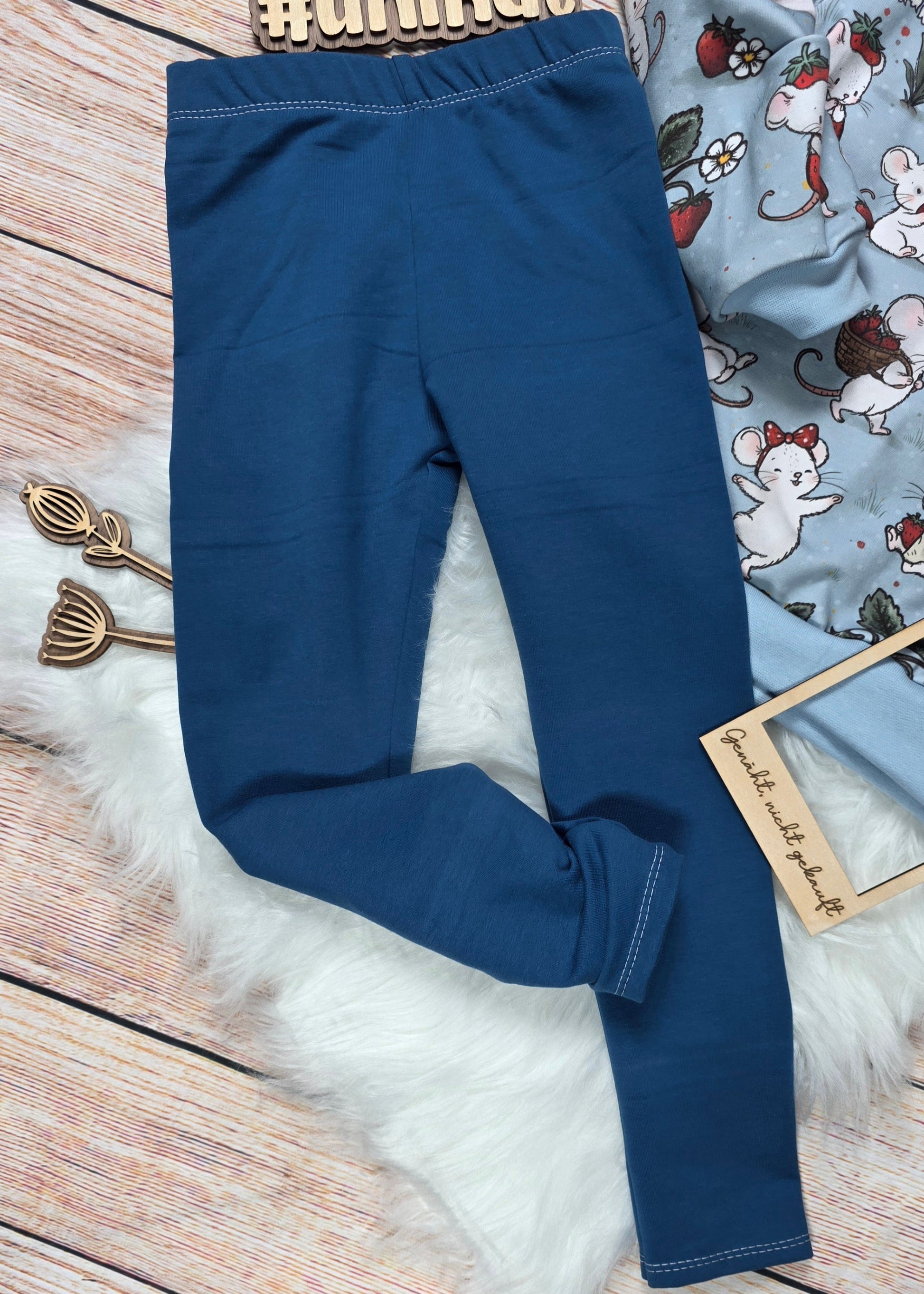 Dunkelblaue Leggings Beinschmeichelein aus French Terry in Größe 110/116 als Teil des Erdbeermäuse Sets