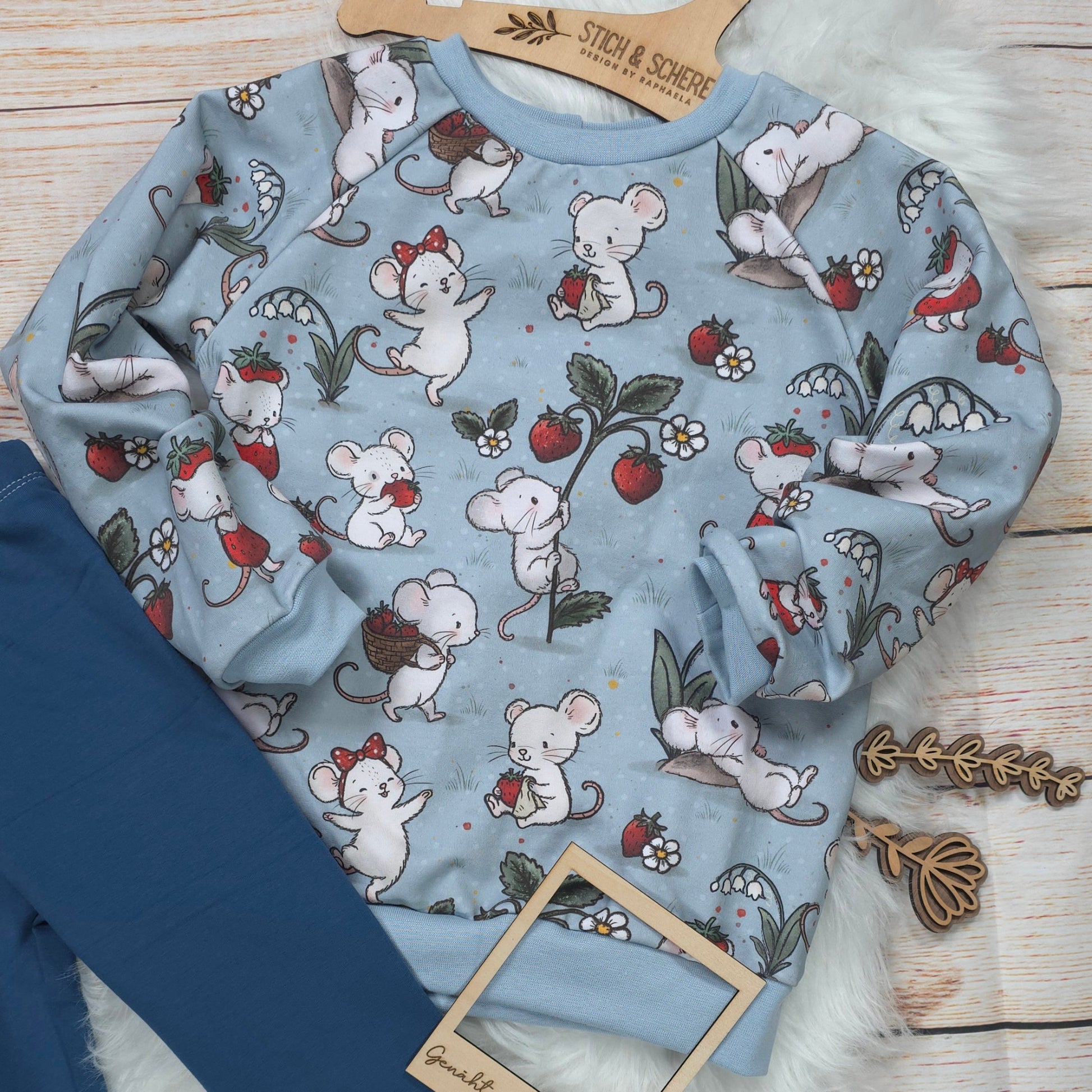 Kinder Pullover Cozy Lines aus French Terry mit Erdbeermäuse-Design in Größe 110