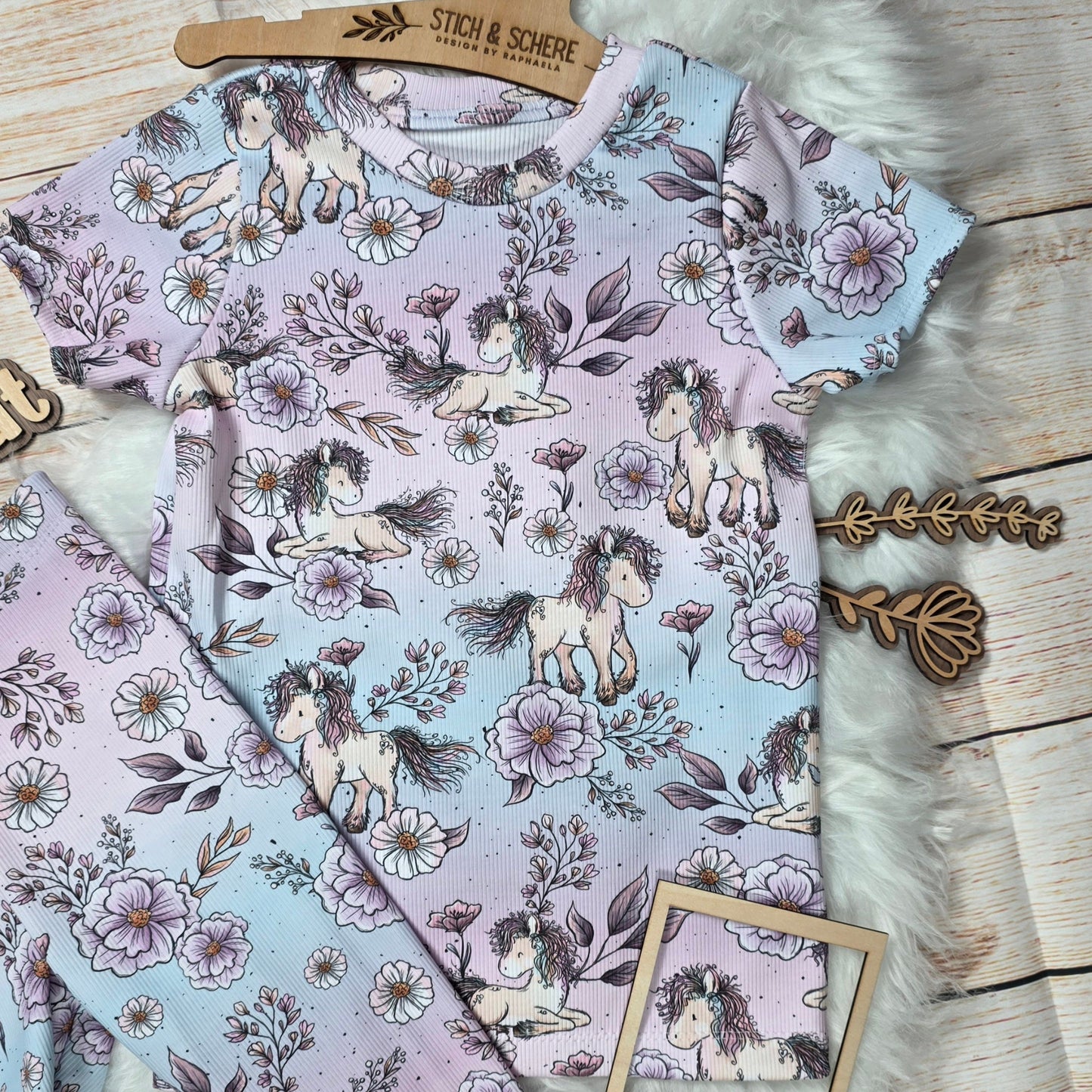 Kinder Rip-Shirt Flower Pony aus Rip-Jersey in Größe 122 mit Pony- und Blumenmotiv