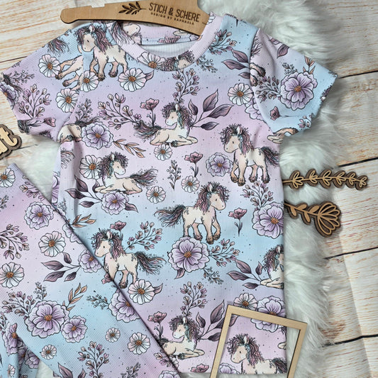 Kinder Rip-Shirt Flower Pony aus Rip-Jersey in Größe 122 mit Pony- und Blumenmotiv