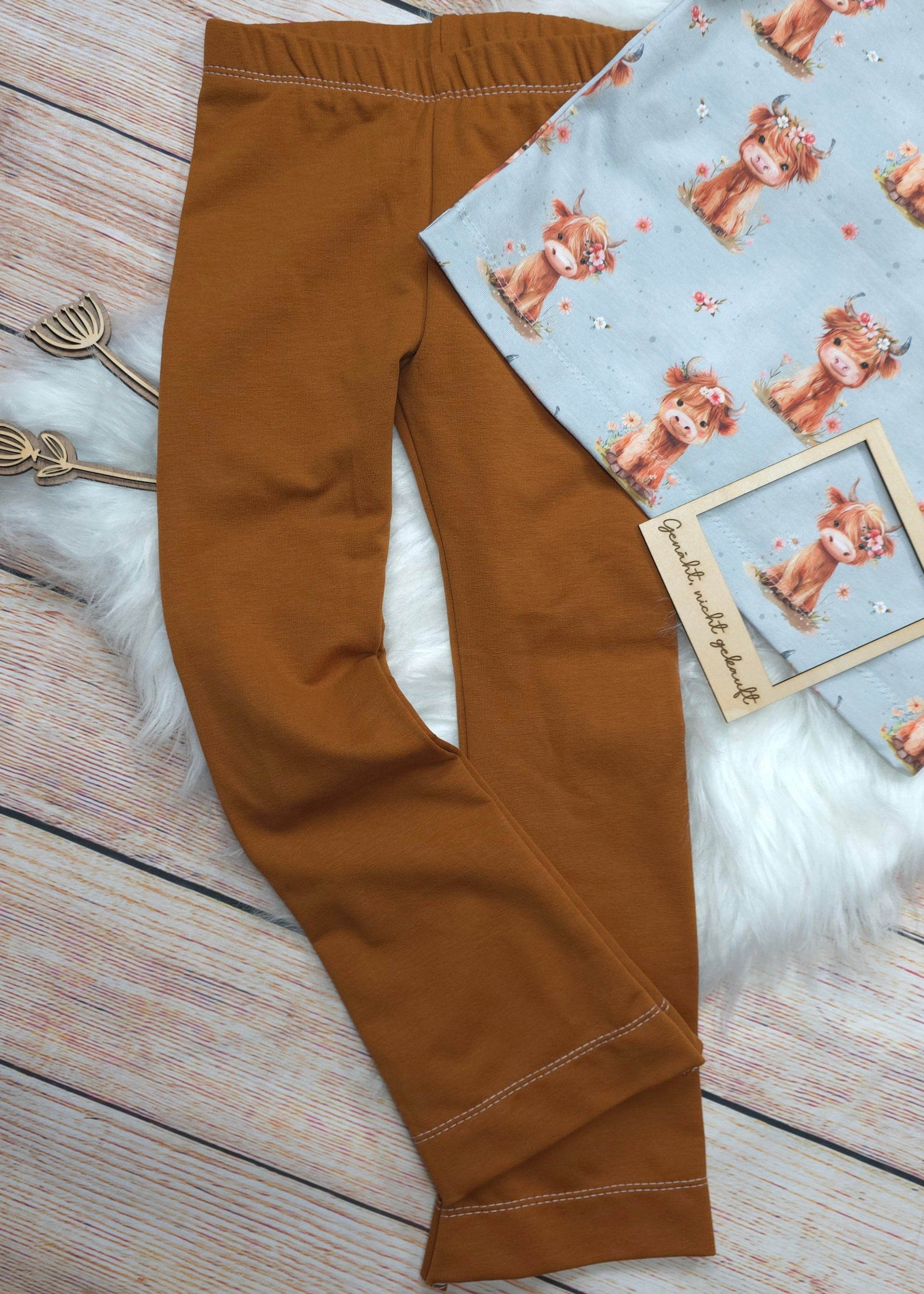 Kinderhose LoungeLeg aus French Terry in Braun als Teil des Highland Cow Sets in Größe 110