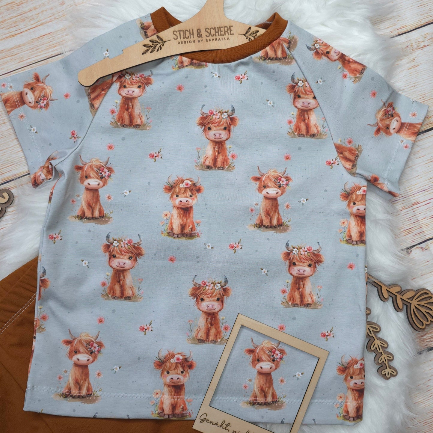 Kinder Boxy Shirt aus Jersey mit niedlichem Highland-Rind und Blumenkranz im Design Highland Cow