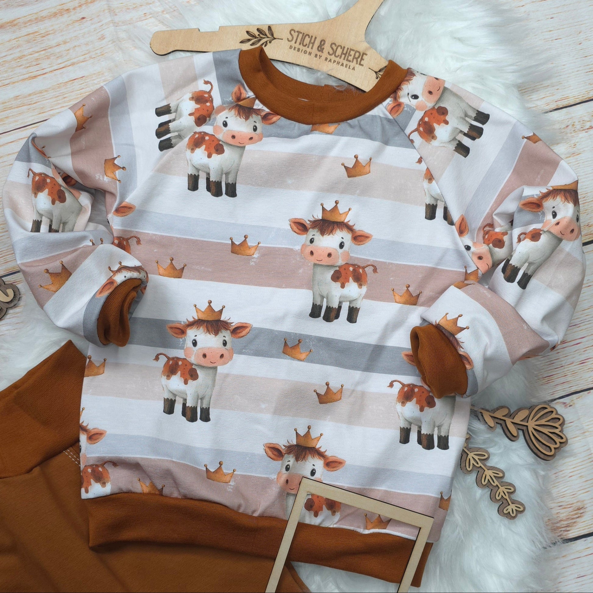 Kinder Pullover im Design Kuh König mit niedlichen Kälbchen und kleinen Kronen aus Jersey