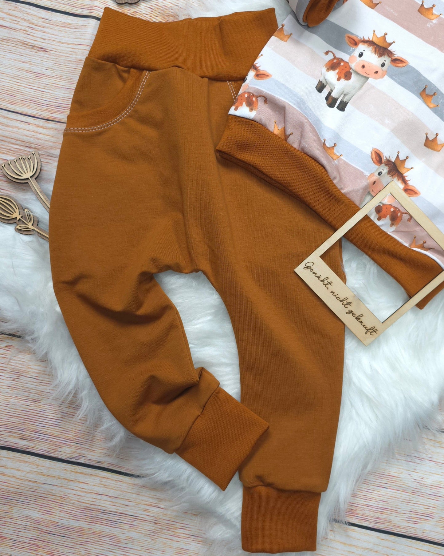 Braune Pumphose aus French Terry mit Taschen als Teil des Kinder Sets Kuh König in Größe 104