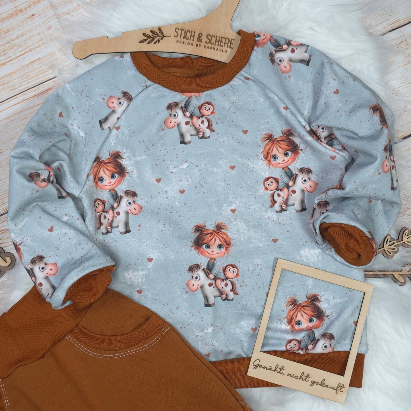 Handgenähter Kinder Pullover aus French Terry im Design Lotta & die Ponycrew mit Pony und Äffchen