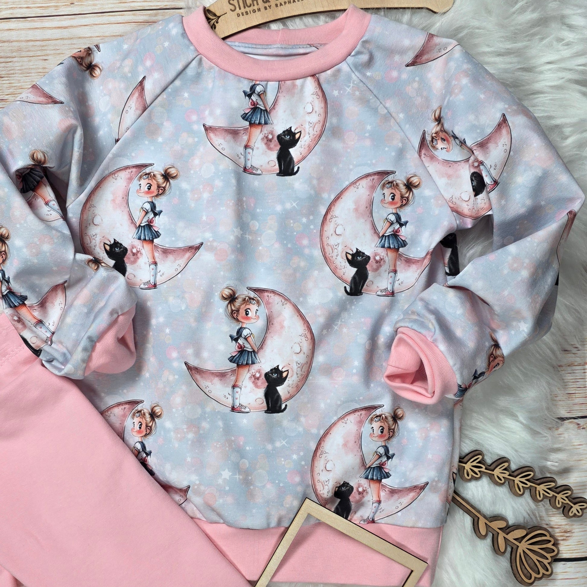 Kinder Pullover Cozy Lines aus Jersey mit Mondzauber & Sternenglanz Design in Größe 110