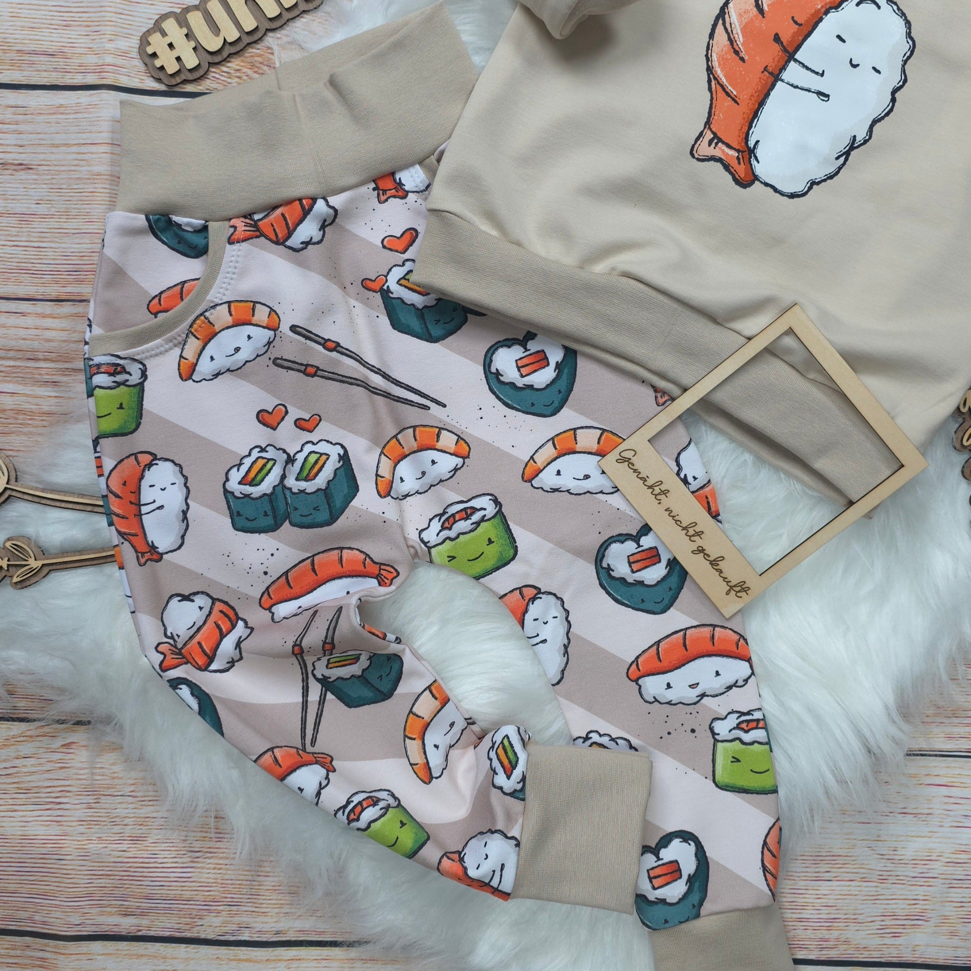Kinder Pumphose Sushilein in Größe 98 aus French Terry mit niedlichen Sushi-Motiven und bequemen Bündchen