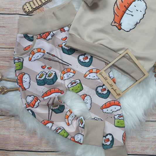 Kinder Pumphose Sushilein in Größe 98 aus French Terry mit niedlichen Sushi-Motiven und bequemen Bündchen