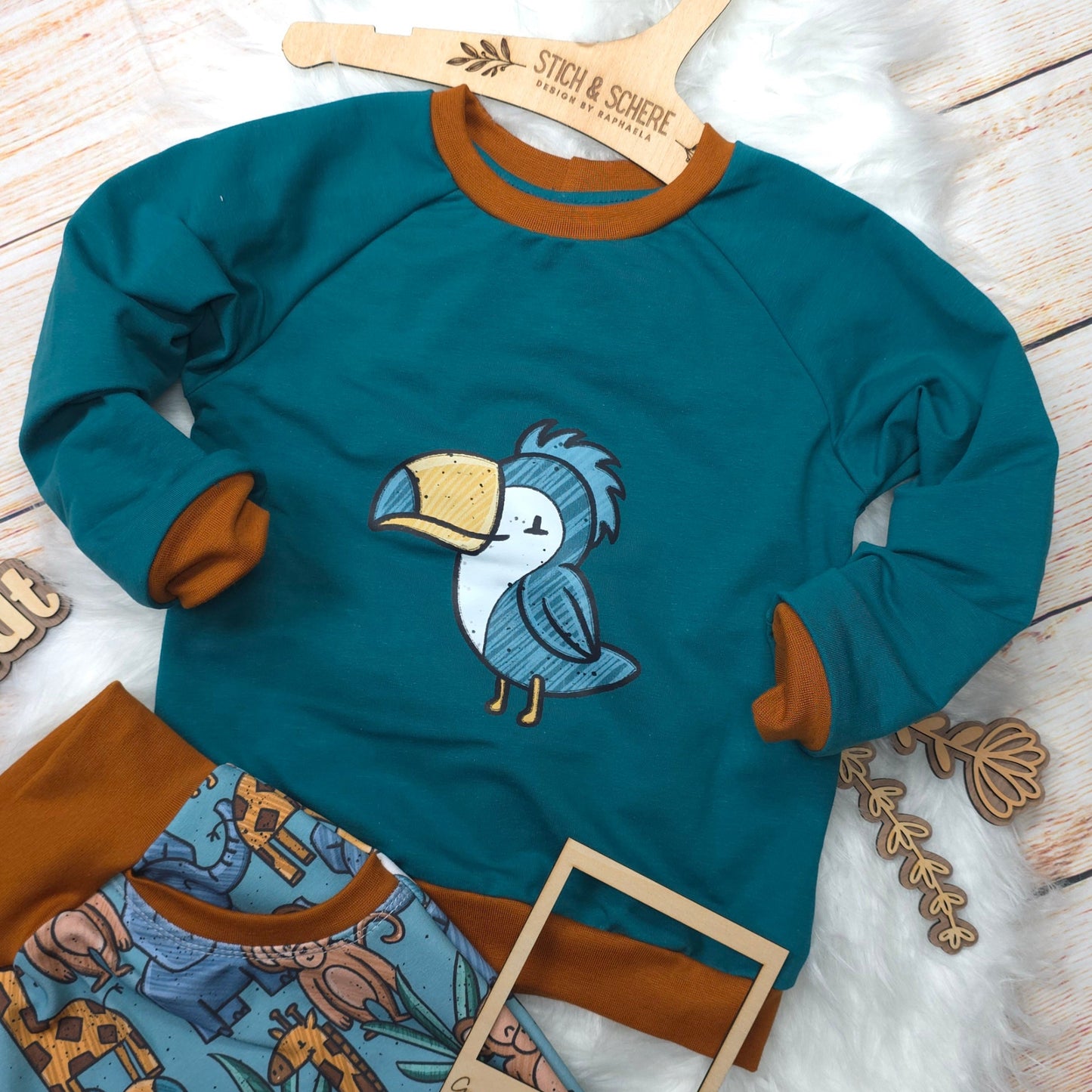 Kinder Pullover Wildtopia Tukan in Größe 104 aus French Terry mit süßem Tukan-Bügelbild und kontrastfarbenen Bündchen