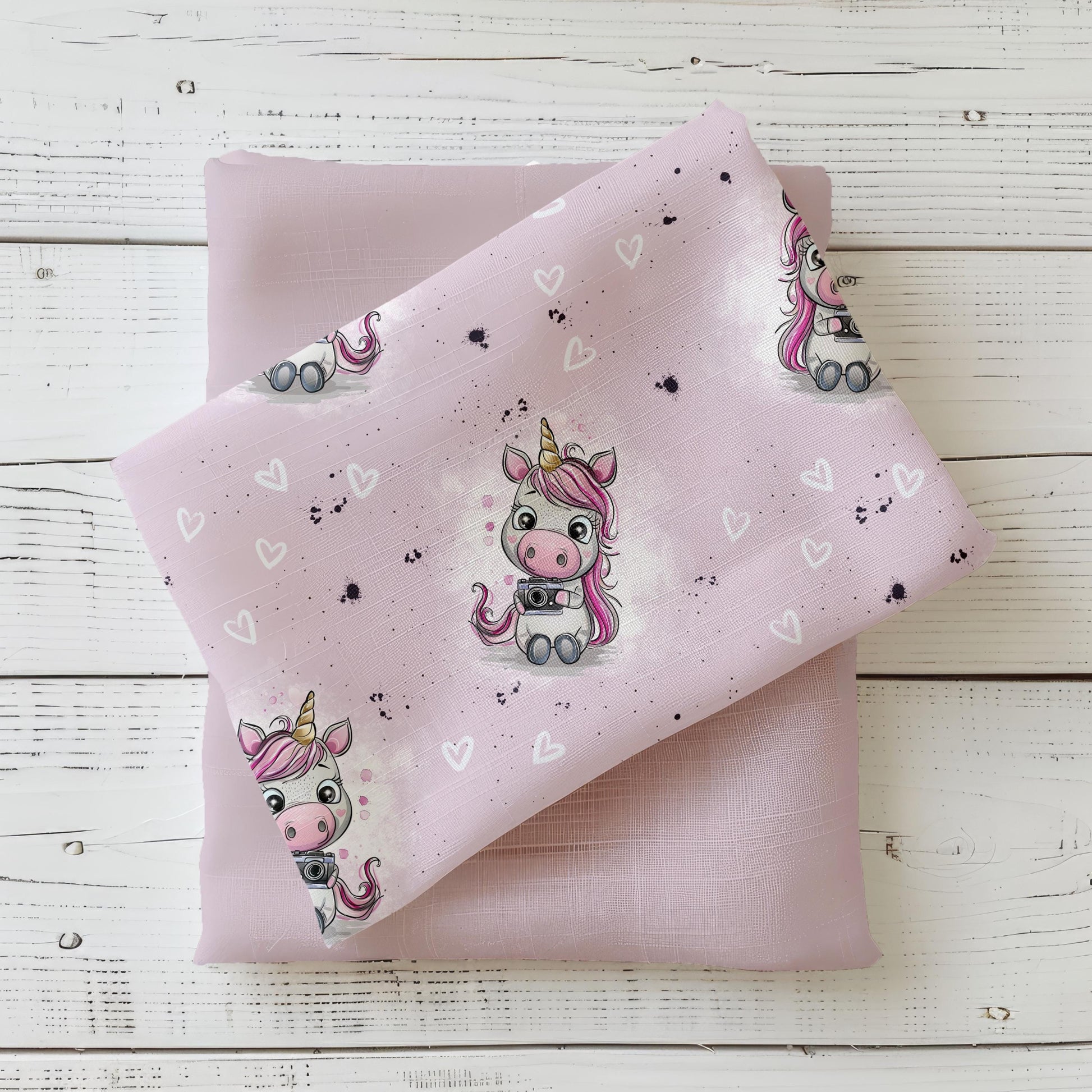Einhorn-Stoff "Smile" in Rosa mit Kamera-Motiv & Herzchen für Baby- & Kinderkleidung.