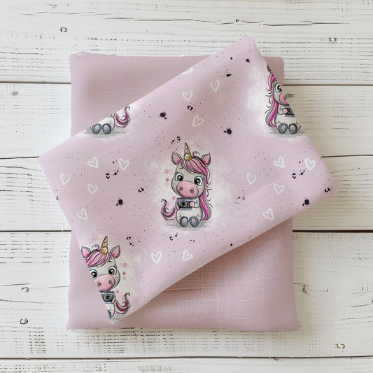Einhorn-Stoff "Smile" in Rosa mit Kamera-Motiv & Herzchen für Baby- & Kinderkleidung.