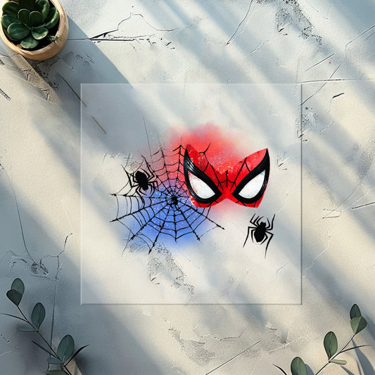 Spidermask-Bügelbild – Spinnen-Motiv mit roter Maske und Netz auf weißem Sweater.