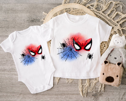 Kinder-Bügelbild mit Spinnennetz und Augenmaske – DIY-Motiv für kleine Kletterfans.