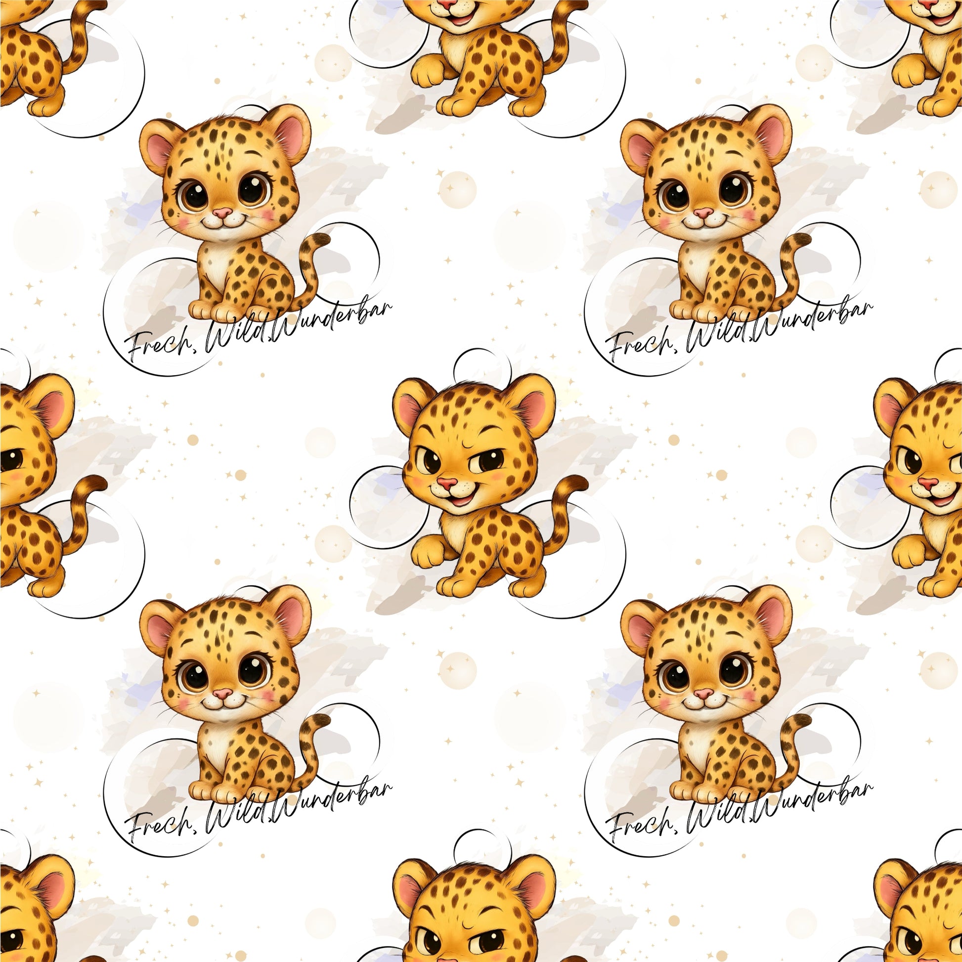 Nahtloses Stoffdesign „Frecher Leopard“ mit zwei niedlichen Leoparden‑Babys: eines mit großen Kulleraugen, eines mit frechem Blick. Hintergrund mit zarten Aquarellfarben, goldenen Sternchen und handschriftlichem Spruch „Frech, Wild, Wunderbar“.