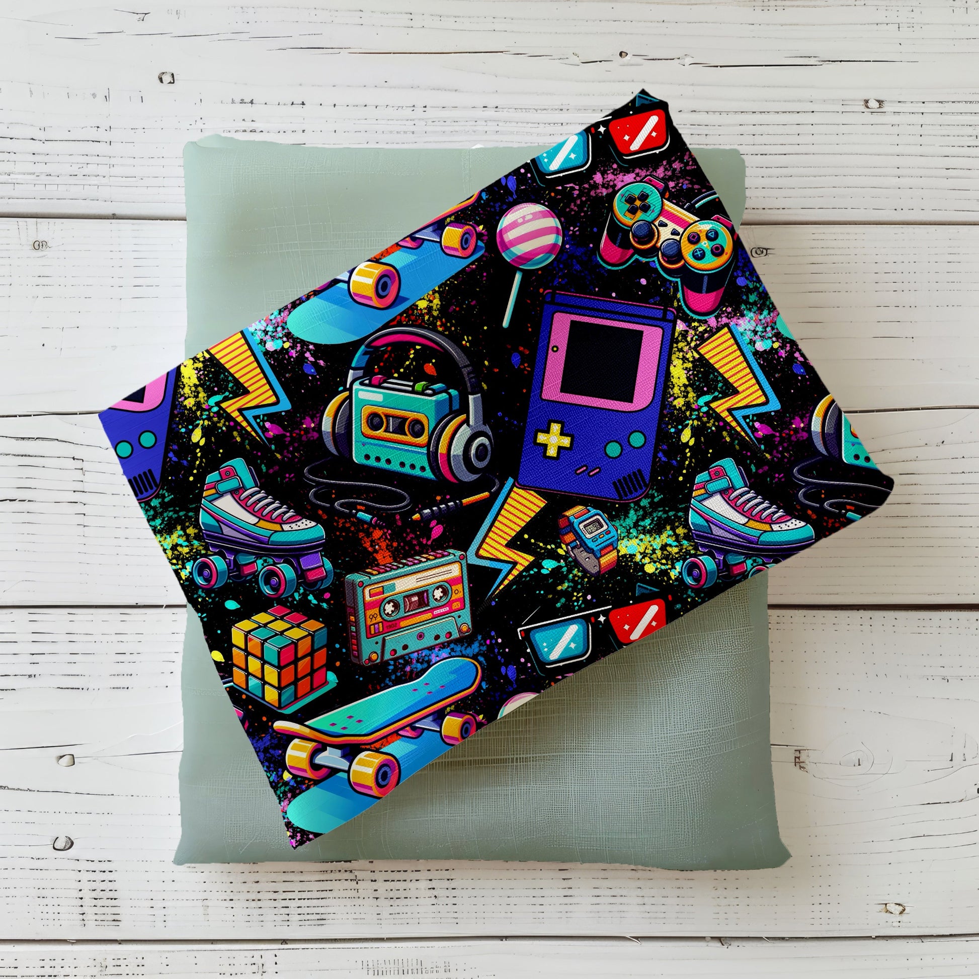 Hochwertiger Stoff mit Neonfarben, Gameboys, Skateboards und Musik-Elementen.