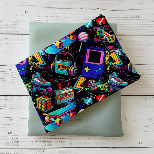 Hochwertiger Stoff mit Neonfarben, Gameboys, Skateboards und Musik-Elementen.