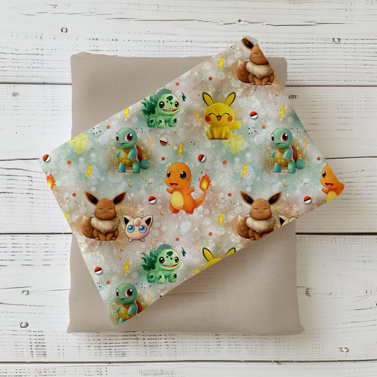 Gefalteter Stoff mit dem Design „Abenteuerfreunde“ mit niedlichen Tierchen im Anime-Design.