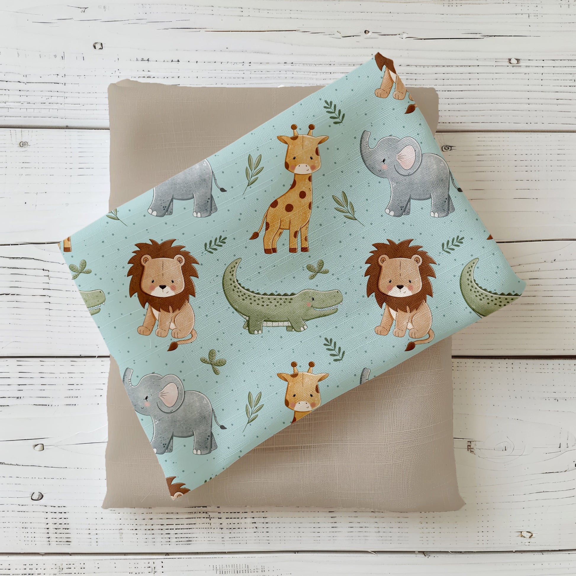 Kinderstoff mit niedlichen Safaritieren wie Giraffe, Krokodil, Löwe & Elefant auf einem hellen blau mit dunkelblauen Dotties. In den Zwischenräumen befinden sich verschiedene Frane in grün.