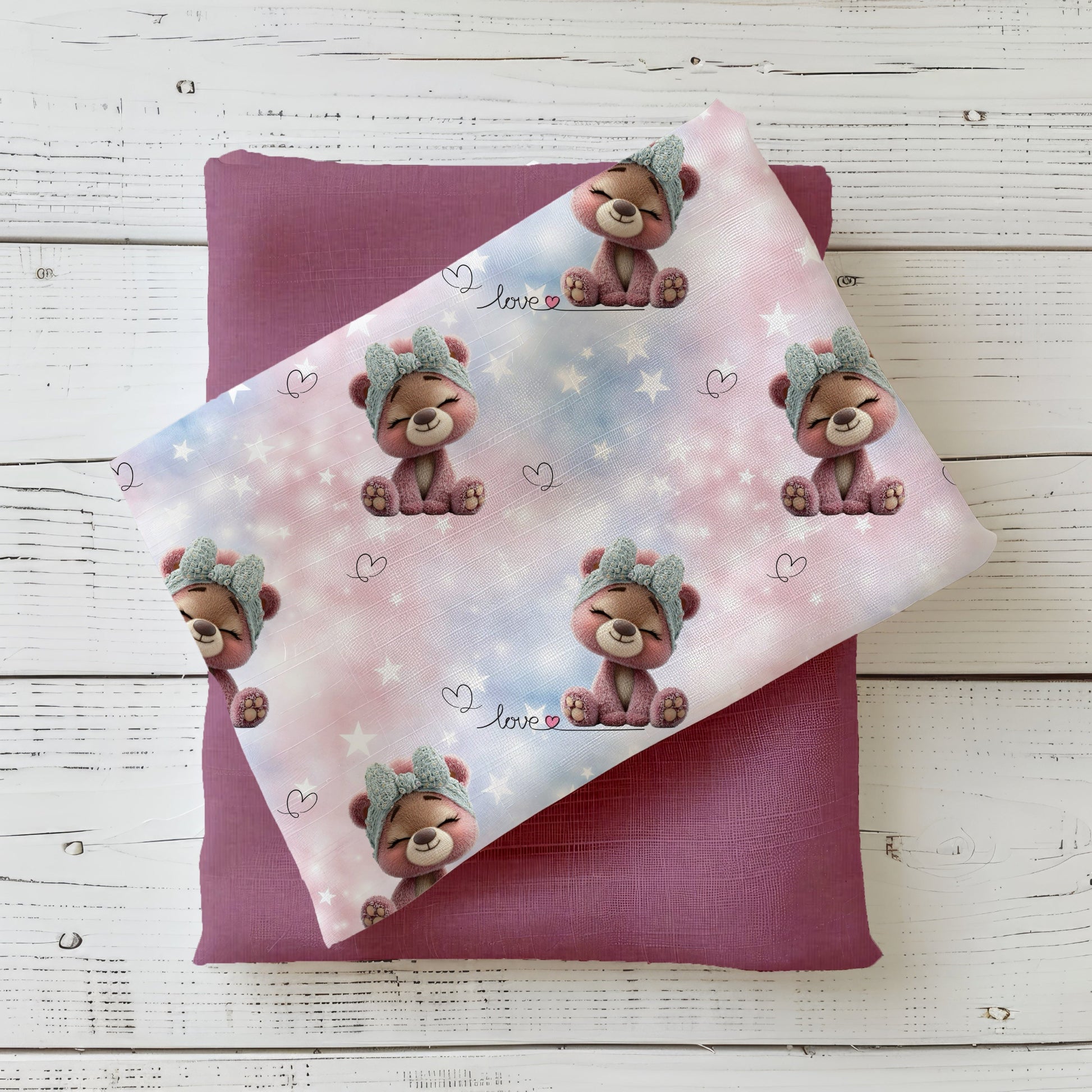 Bärchen Love Stoffdesign mit niedlichem rosa Bärchen, Schleife, Sternen und Herzen auf zartem Pastellhintergrund kombiniert mit passendem Uni-Stoff in Altrosa