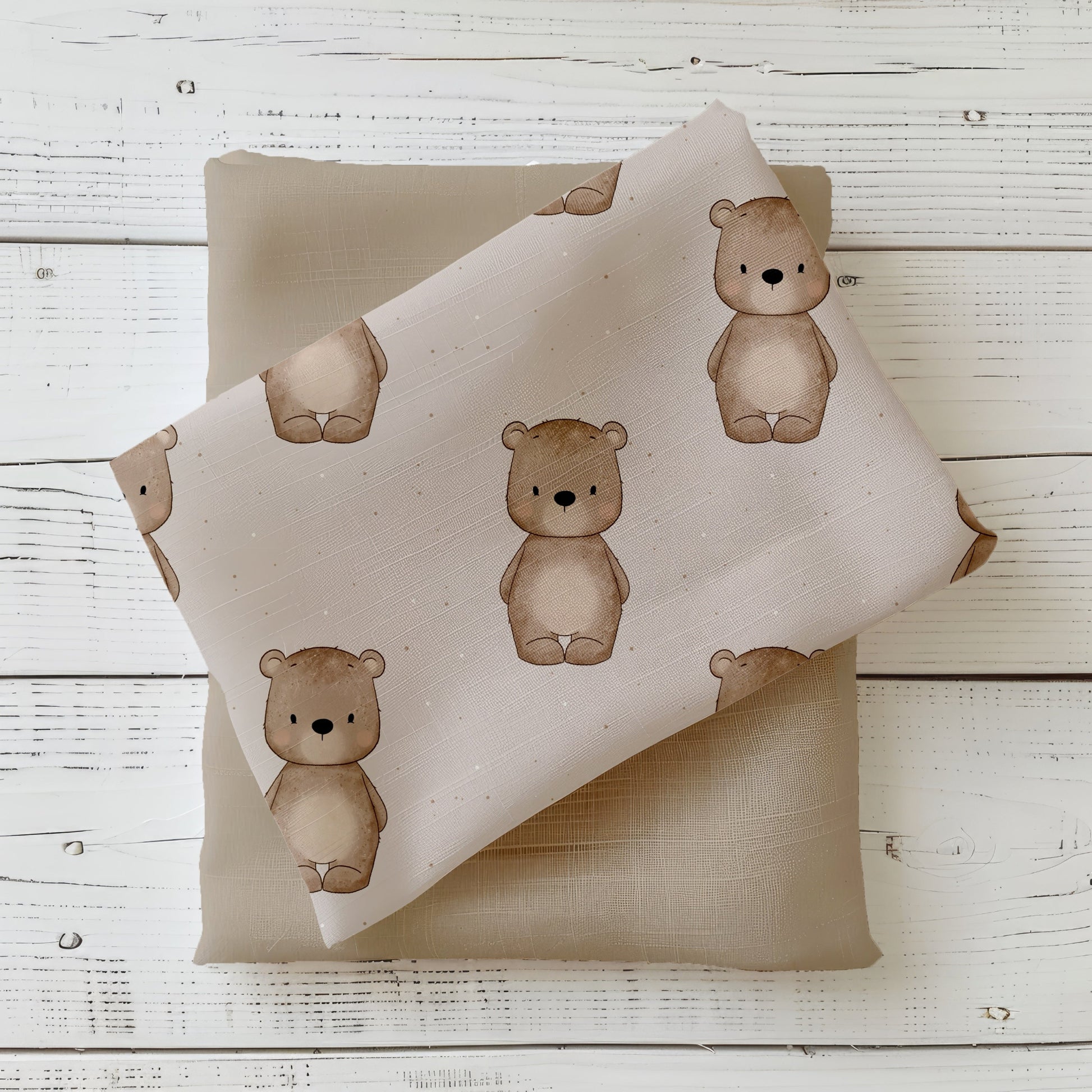 Bärchen Stoff in Naturbeige dekorativ auf hellem Holzhintergrund drapiert – neutraler Kinderstoff mit niedlichen Bären