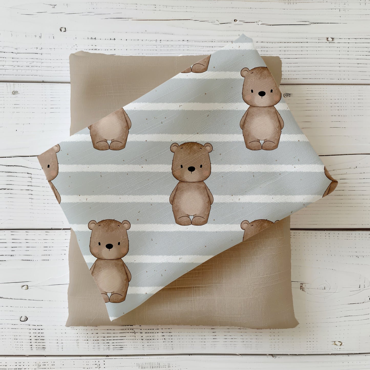 Bärchen Streifen Stoff auf hellem Holzhintergrund dekorativ drapiert – weiches Kinderstoff Design in Beige und Grau