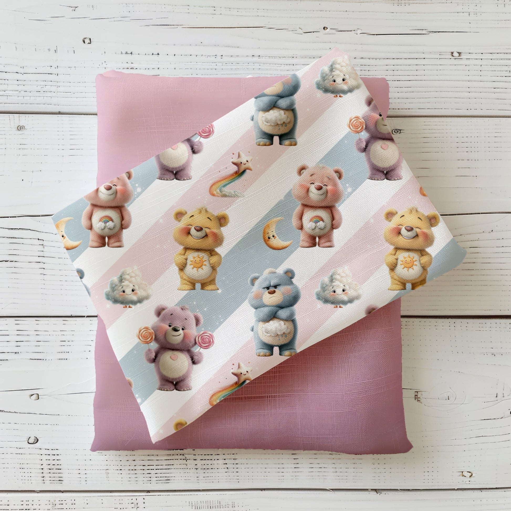 Design „Bärchis voller Glück“ mit bunten Bären, Regenbögen, Wolken und Sternen auf pastellfarbenen Streifen in Rosa, Blau und Creme