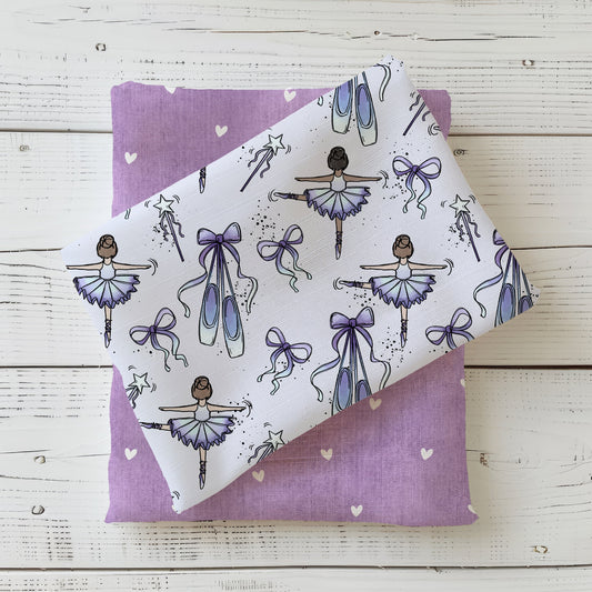 Ballerina Ballettstoff mit Tänzerinnen, Ballettschuhen, Schleifen und Zauberstäben in Flieder im Flatlay