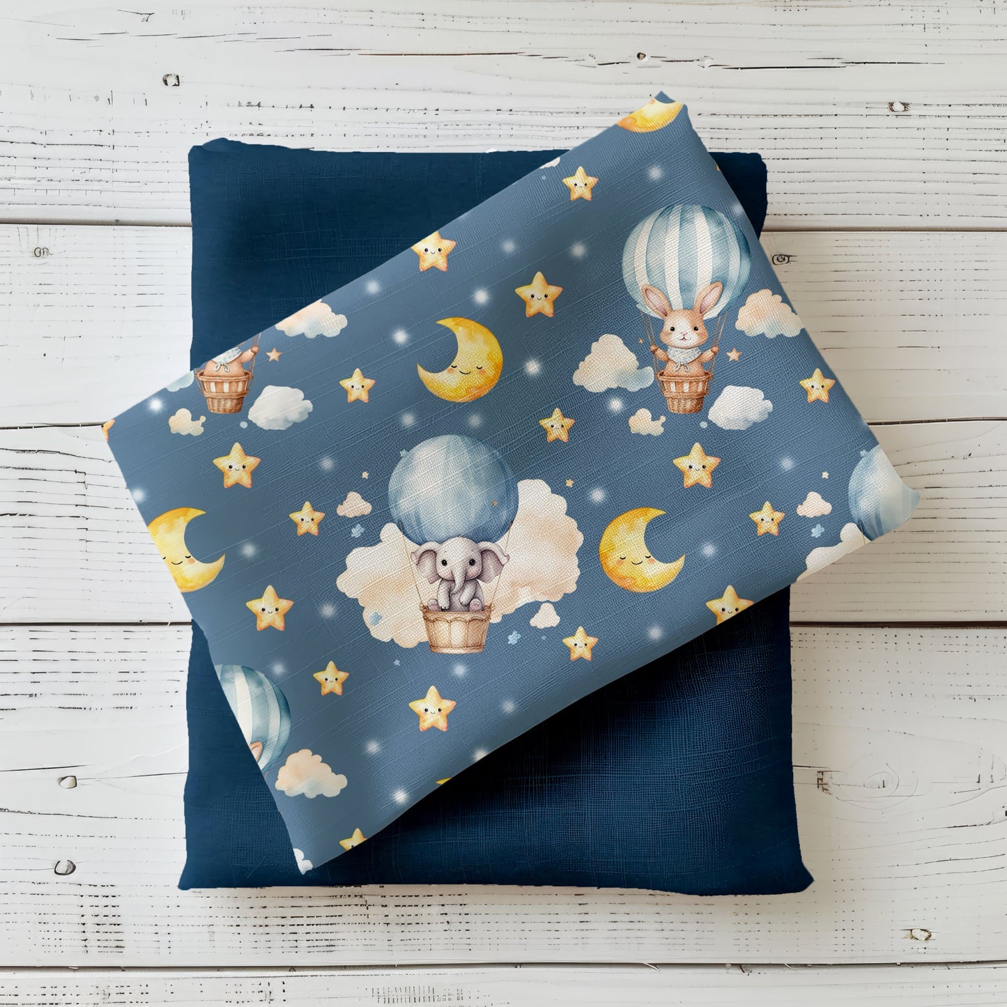 Mockup: Stoff „Ballontiere“ – Hase & Elefant im Heißluftballon, schlafende Monde, Sterne und Wolken auf nachtblauem Hintergrund; Stoffkachel diagonal auf Uni in Navy als Kombistoff.