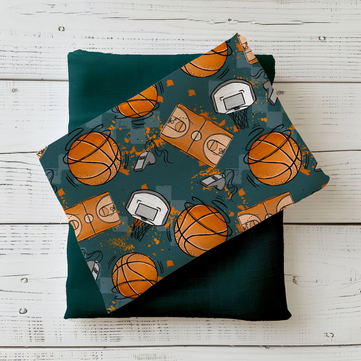 Basketballstoff mit orangefarbenen Basketbällen, Körben und Spielfeldern auf dunklem Petrol im Flatlay