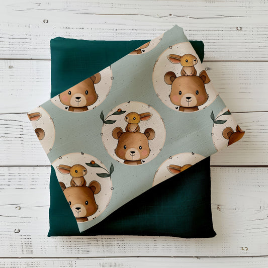 Kinderstoff mit Bär und Hase auf grünem Hintergrund mit Kreisen und kleinen Naturdetails