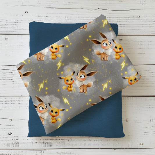 Gefalteter Stoff mit dem Design „Blitzi & Flitzi“ – grauer Stoff mit süßen Blitzfreunden.