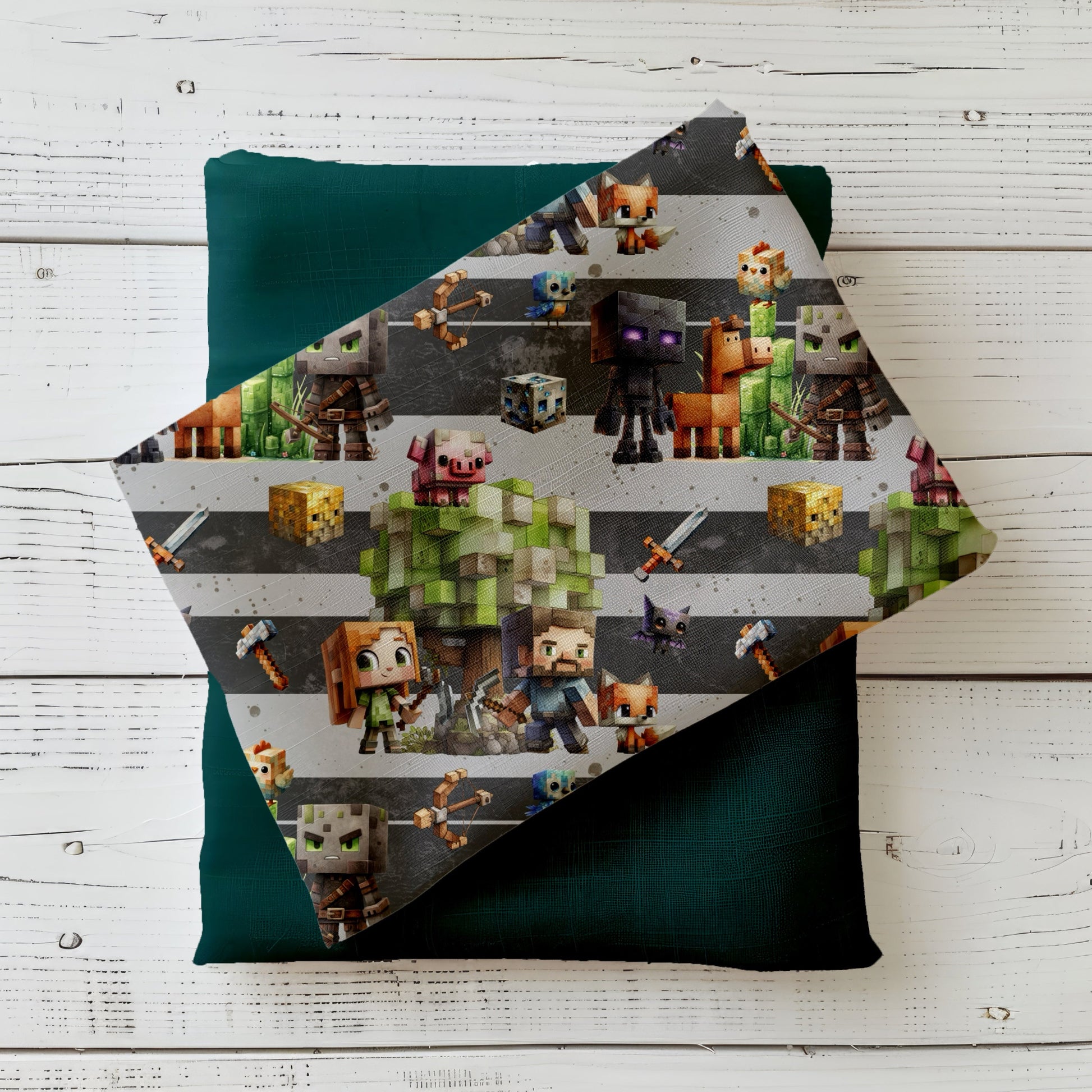 Gaming Kinderstoff mit Block-Adventure Figuren auf Streifen dekorativ drapiert – Abenteuer Stoff für Jungen