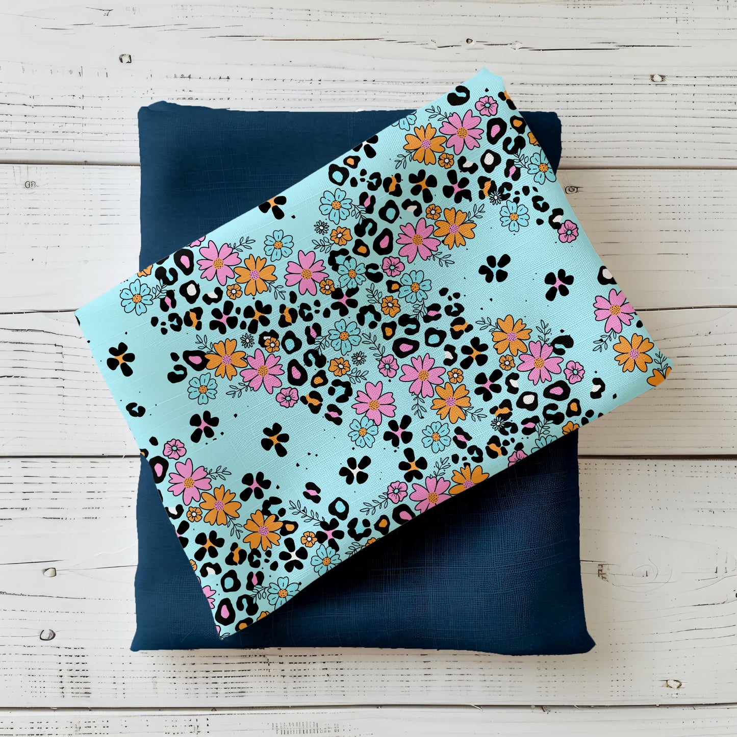 Blühglück Stoff mit Blumen und Leo-Muster von Katzengold-Designs auf mintfarbenem Hintergrund mit passendem Uni-Stoff.