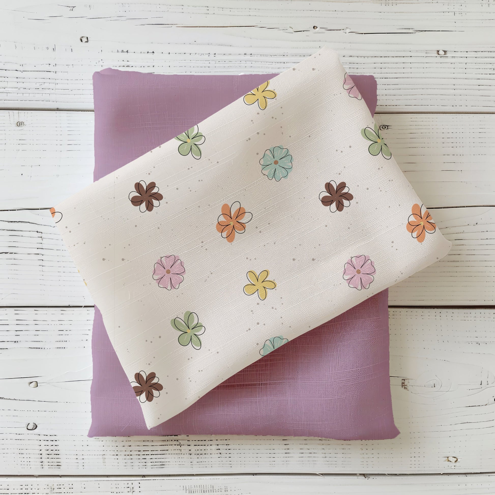 Blümchen Stoffdesign mit kleinen Streublüten in Pastellfarben auf hellem Hintergrund kombiniert mit passendem Uni-Stoff in Altrosa