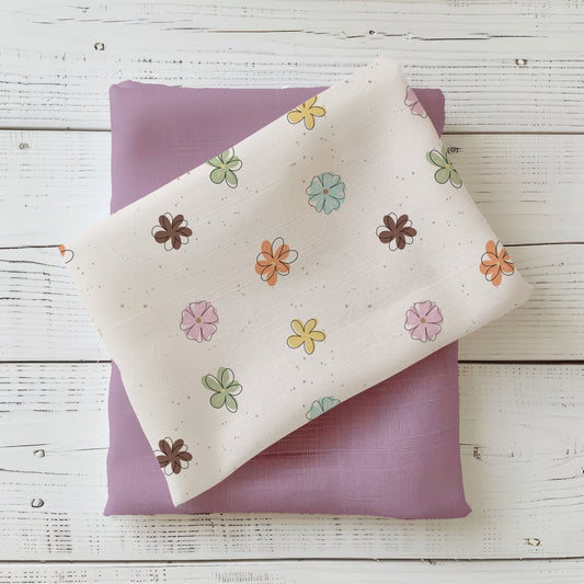 Blümchen Stoffdesign mit kleinen Streublüten in Pastellfarben auf hellem Hintergrund kombiniert mit passendem Uni-Stoff in Altrosa
