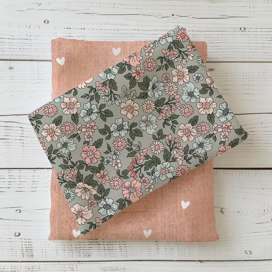 French Terry Blütenwiese Salbei mit floralen Blüten in Rosa, Creme und Mint kombiniert mit altrosa Stoff mit weißen Herzen