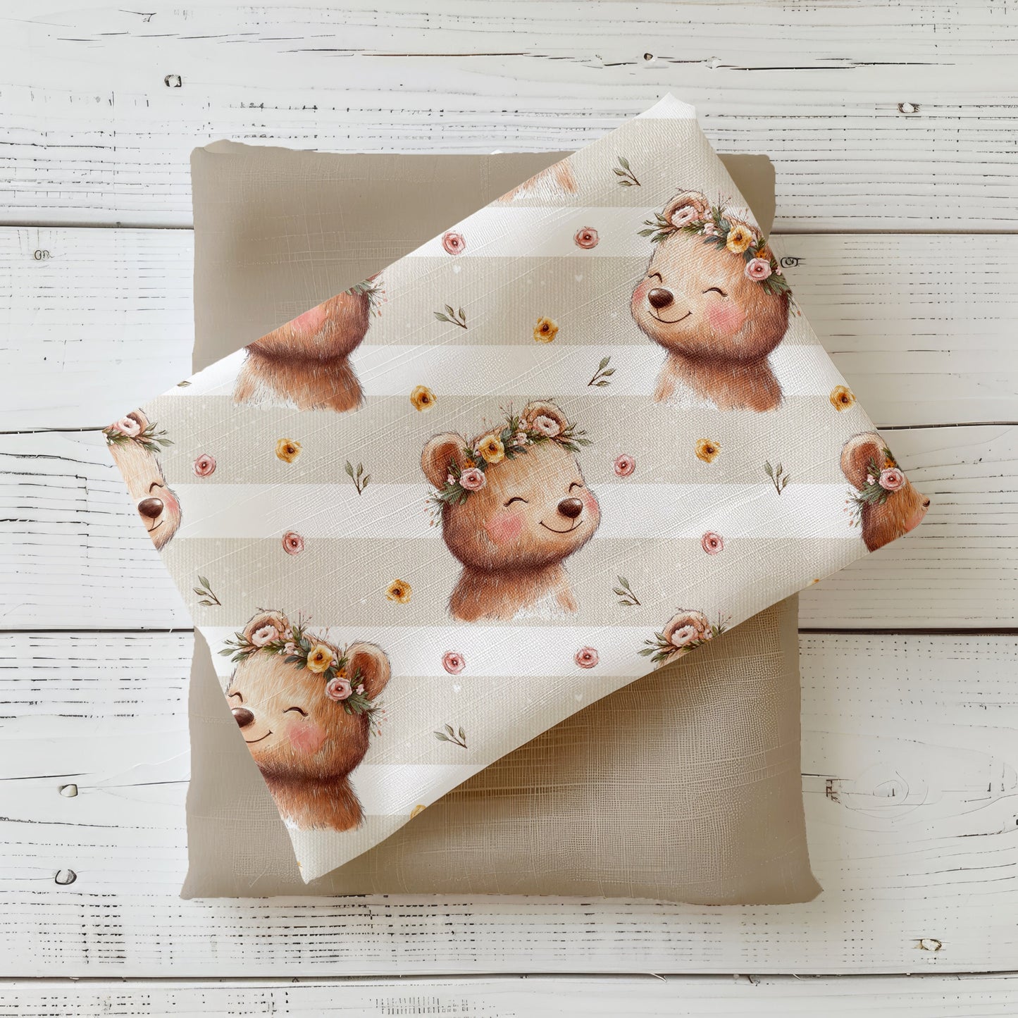 „Blumenbär“ – Bär mit Blumenkranz, Blüten & feinen Streifen; gezeigt mit passendem Uni