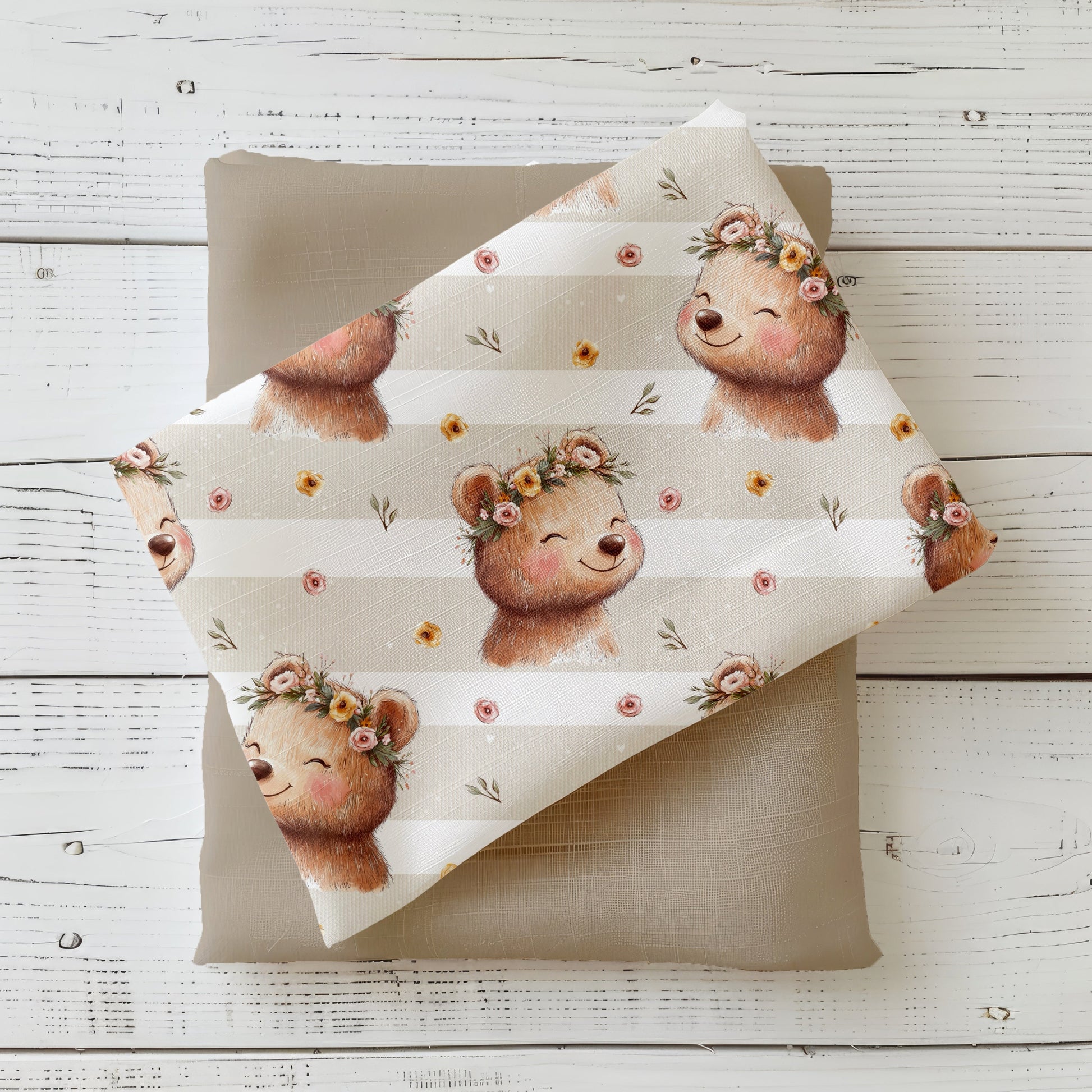 „Blumenbär“ – Bär mit Blumenkranz, Blüten & feinen Streifen; gezeigt mit passendem Uni