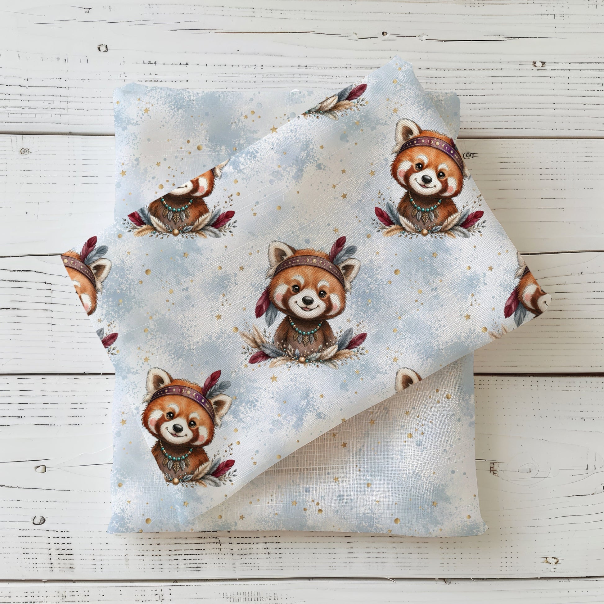 Boho Roter Panda Stoff mit liebevoll gestalteten roten Pandas, Federn und Boho-Details auf hellblauem Hintergrund mit passendem Kombistoff.