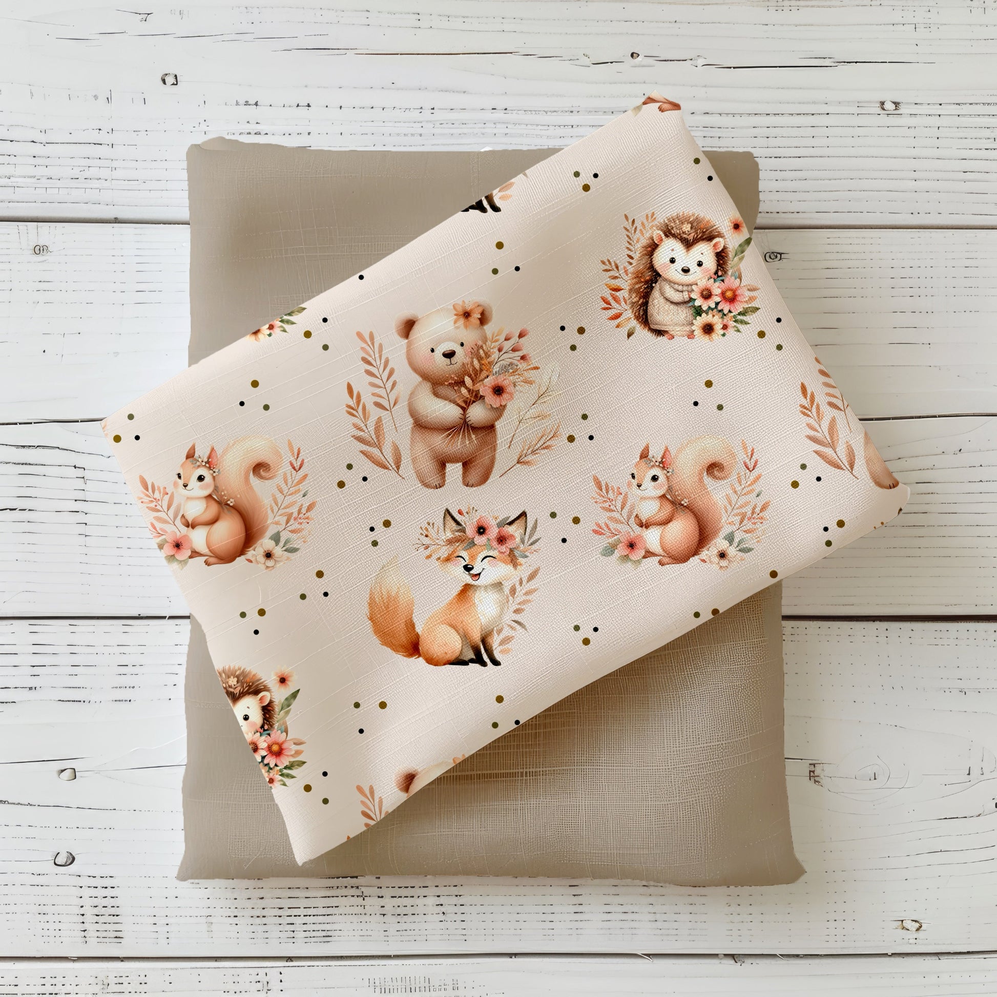 Mockup: Stoff „Boho Waldtiere“ – Fuchs, Bär, Igel & Eichhörnchen mit Trockenblumen und olivfarbenen Punkten auf pudrig roséfarbenem Hintergrund; Stoffkachel diagonal auf Uni in Greige/Taupe als Kombistoff.