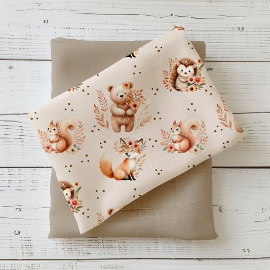 Mockup: Stoff „Boho Waldtiere“ – Fuchs, Bär, Igel & Eichhörnchen mit Trockenblumen und olivfarbenen Punkten auf pudrig roséfarbenem Hintergrund; Stoffkachel diagonal auf Uni in Greige/Taupe als Kombistoff.