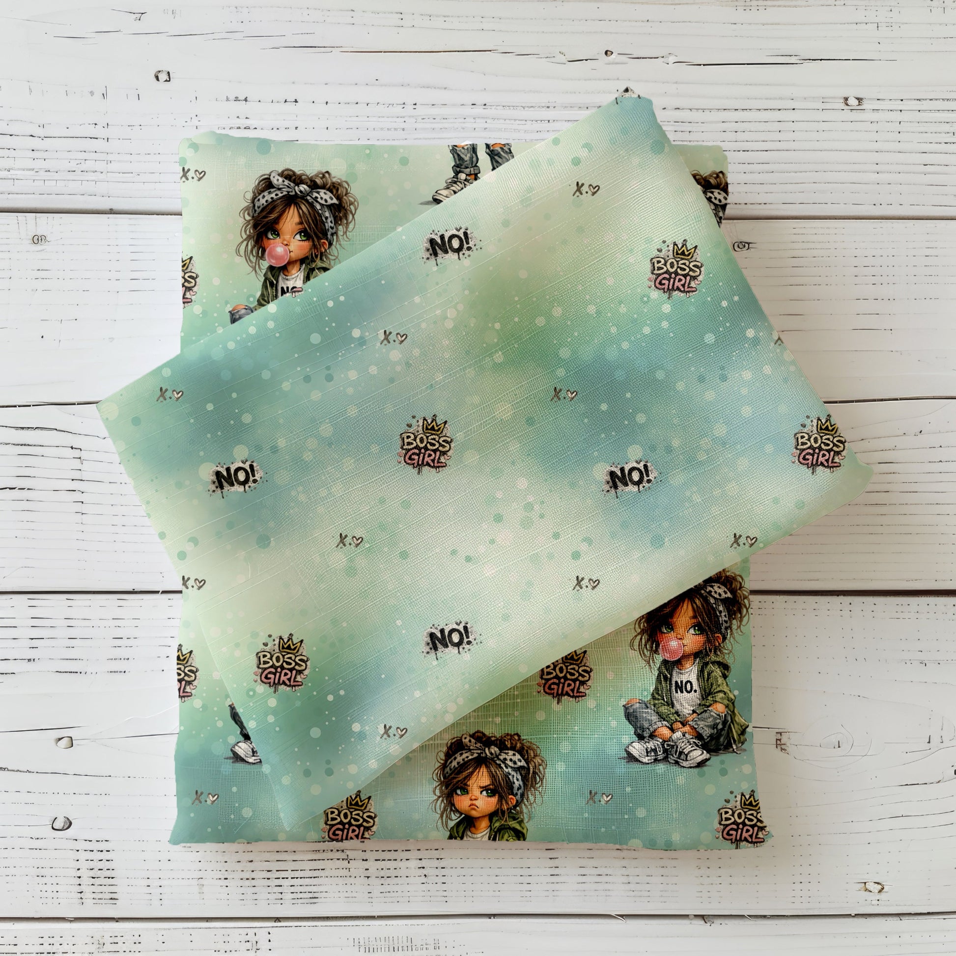 Boss Babe Kombistoff mit Statement-Schriftzügen und dezentem Muster