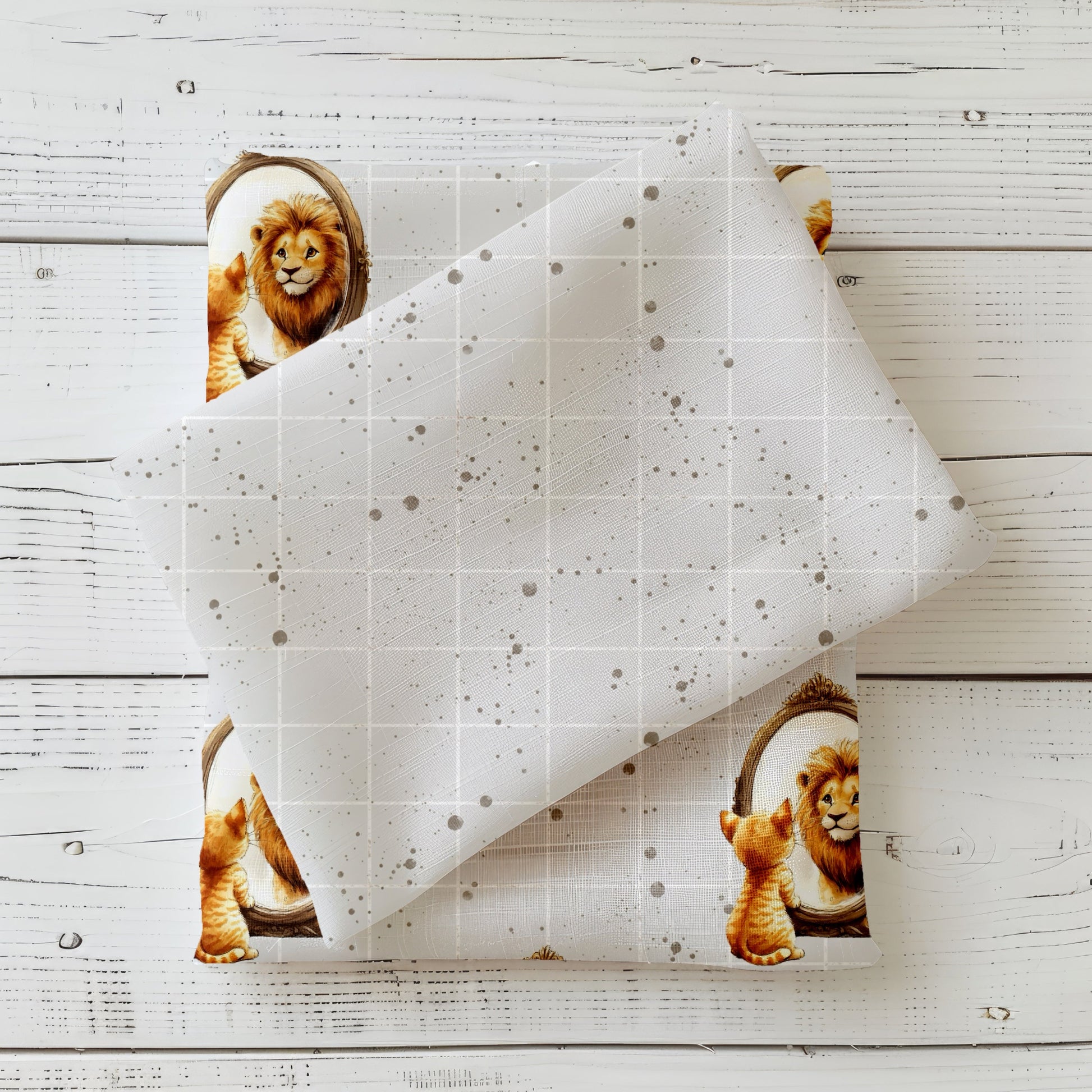 Cat Lion Kombi – cremefarbener Kombistoff mit Rasterlinien & Farbsprenkeln, perfekt zum Cat Lion Motiv, drapiert auf passendem Stoff