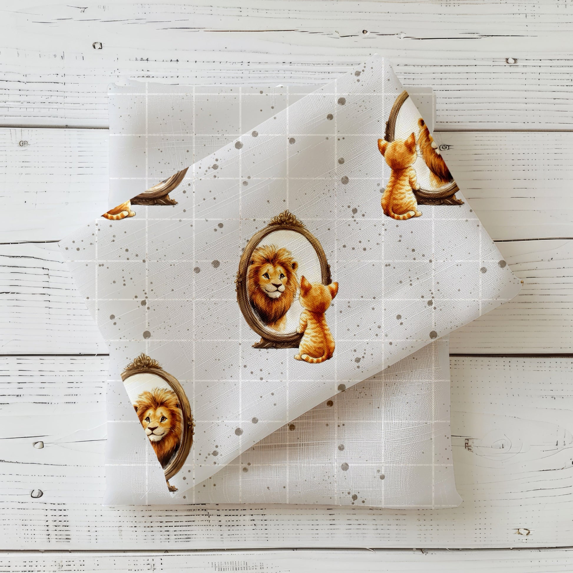 Cat Lion Stoff – Kätzchen schaut in Spiegel und sieht Löwen, auf cremefarbenem Hintergrund mit Linien & Farbsprenkeln, drapiert auf passendem Kombistoff